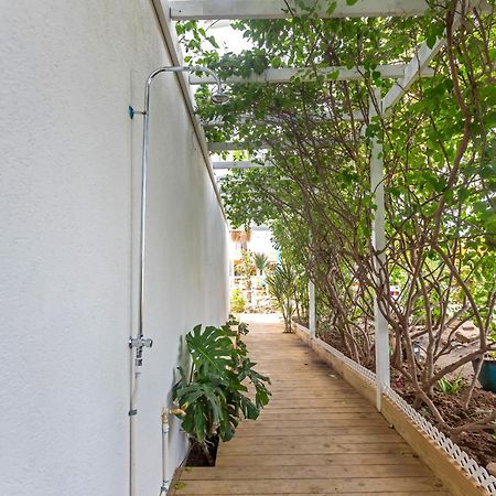 Maho Beach House - Petite Studio - Beach Access 외부 사진
