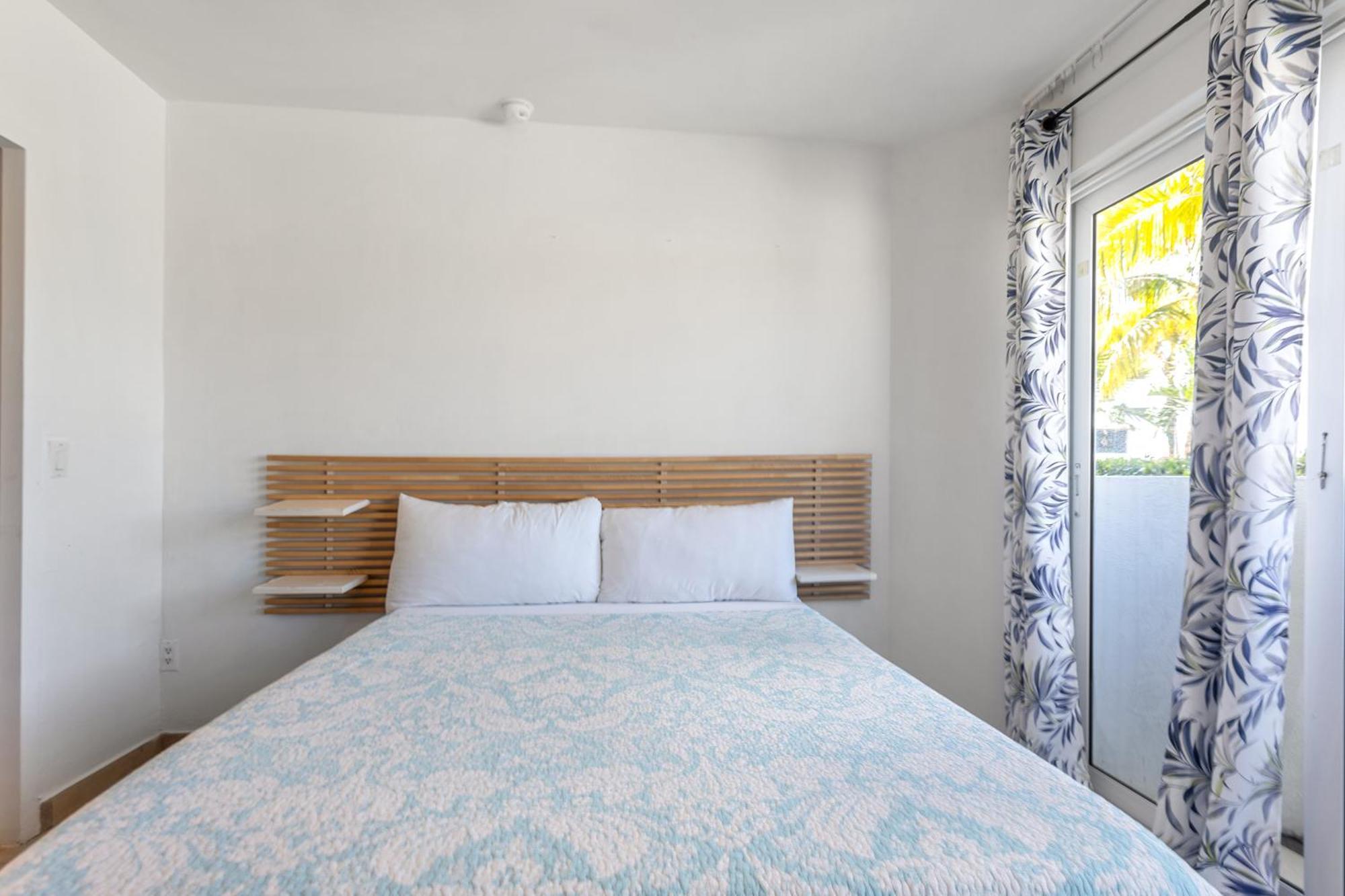 Maho Beach House - Petite Studio - Beach Access 외부 사진
