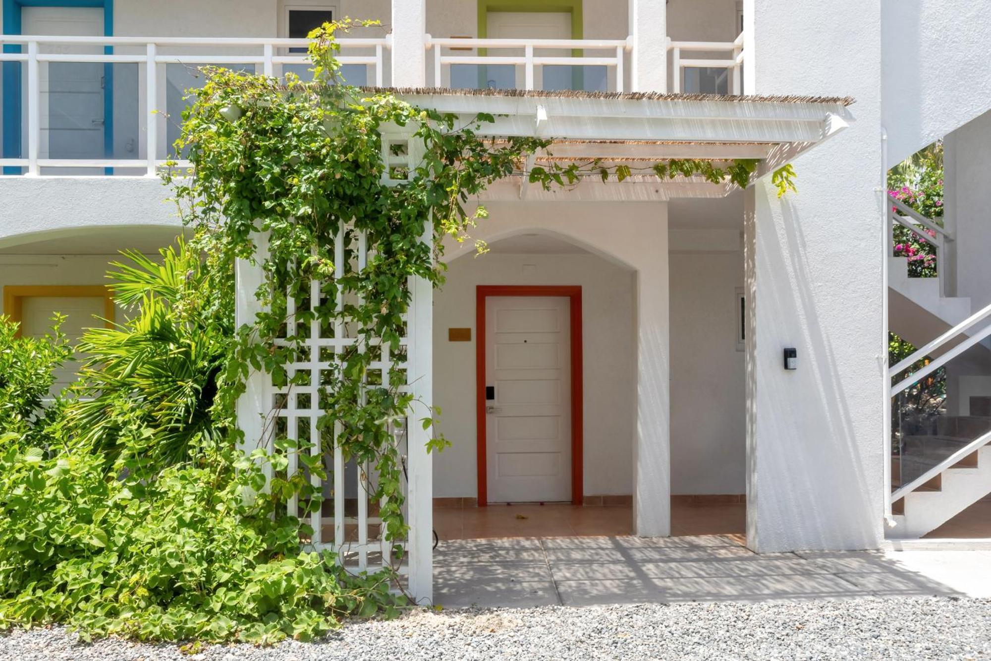 Maho Beach House - Petite Studio - Beach Access 외부 사진