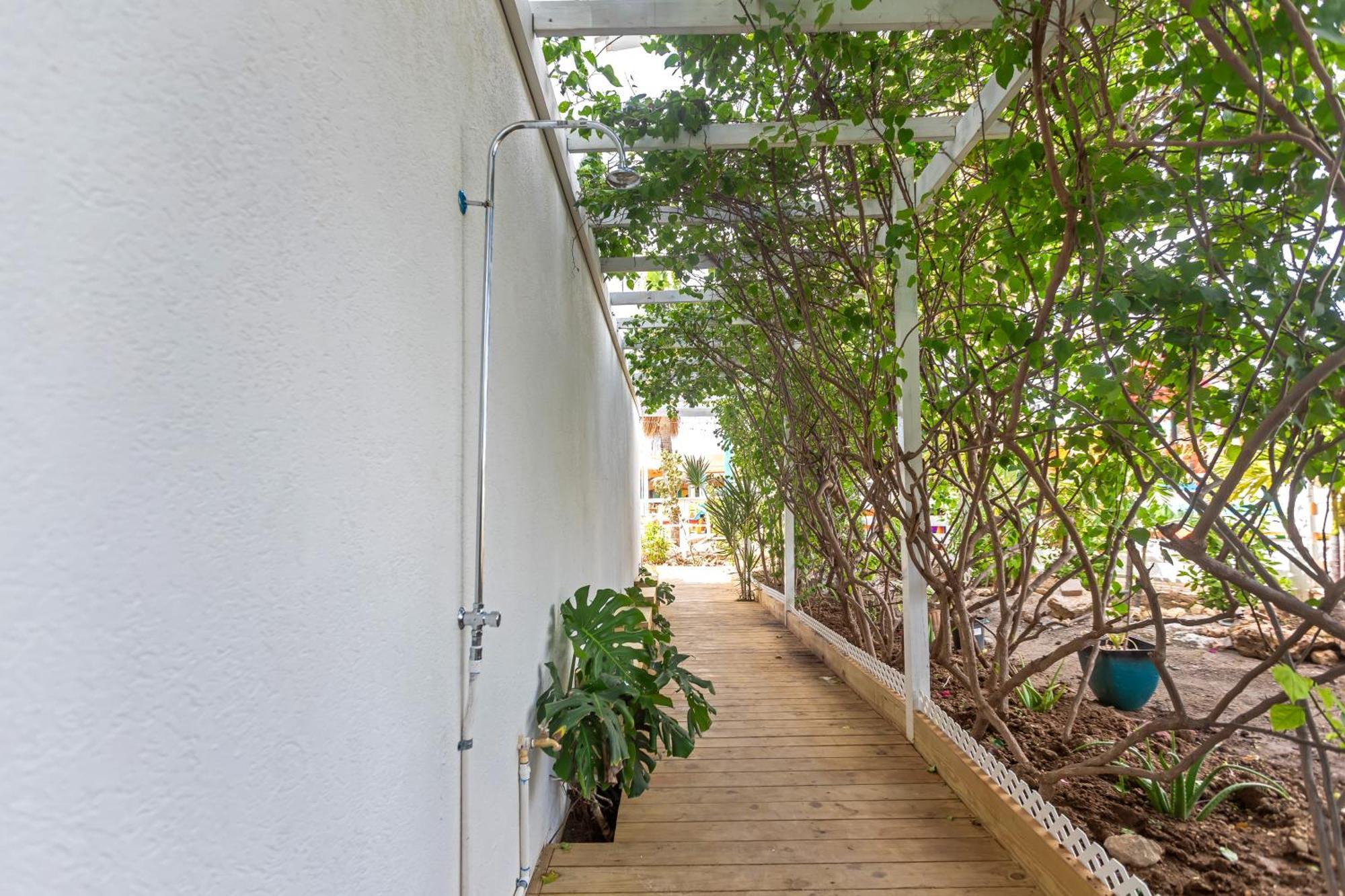 Maho Beach House - Petite Studio - Beach Access 외부 사진