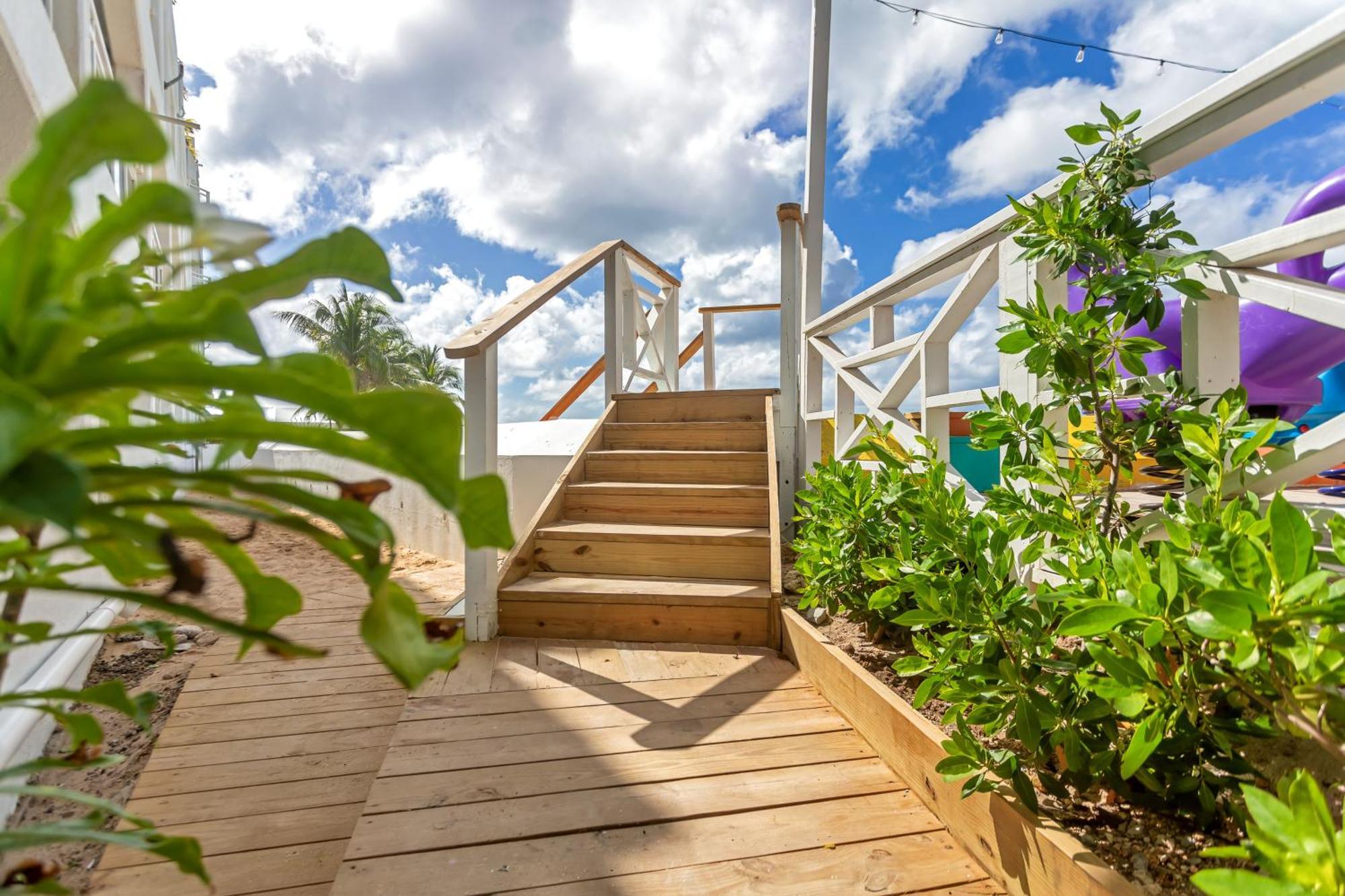 Maho Beach House - Petite Studio - Beach Access 외부 사진