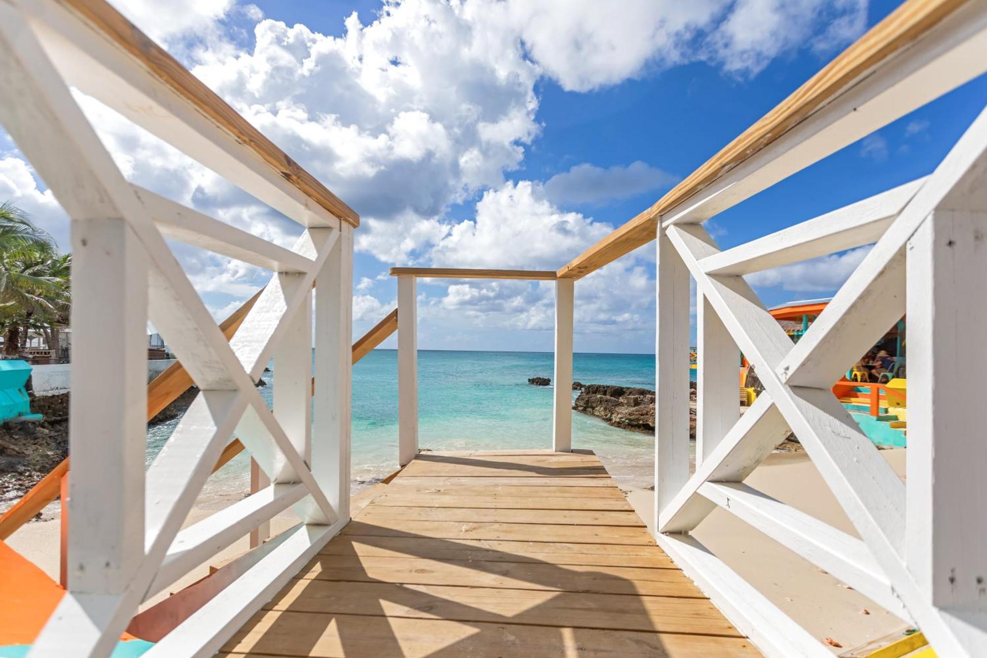 Maho Beach House - Petite Studio - Beach Access 외부 사진